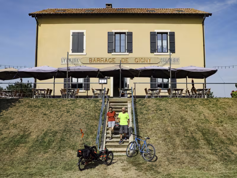 Vélotouristes à la halte nautique de Gigny-sur-Saône